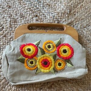 Vintage 1960s/70s Bermuda bag - Floral Embroidered Handbag with Wooden Handle